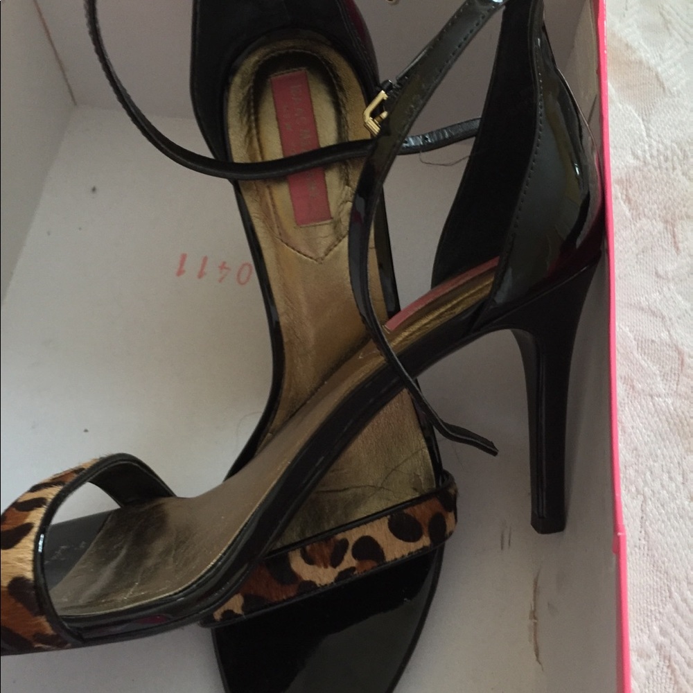 Strap patent leather and leopard print sandals